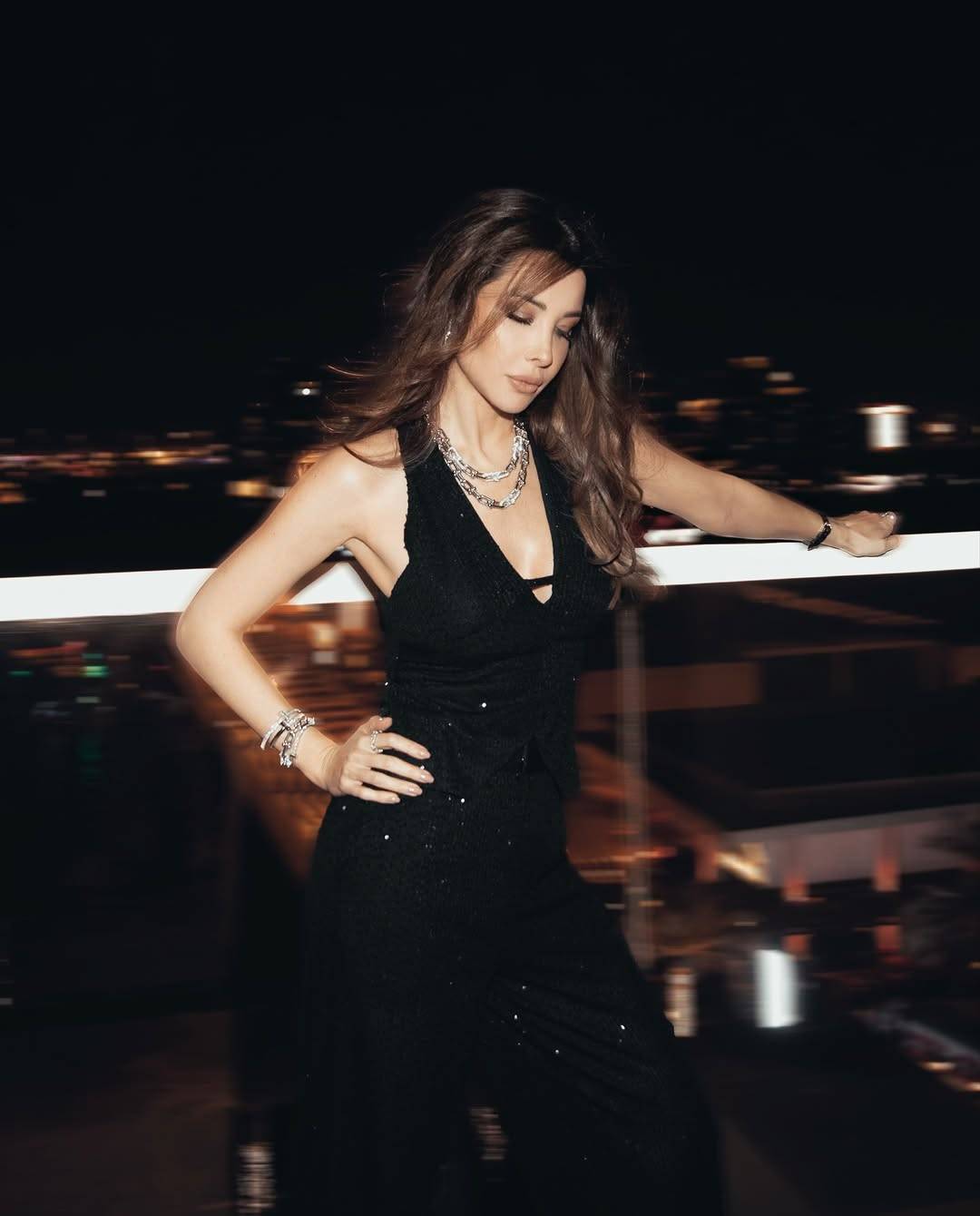 نانسي عجرم بجمبسوت باللون الأسود البرّاق ومجوهرات بصيحة التكديس